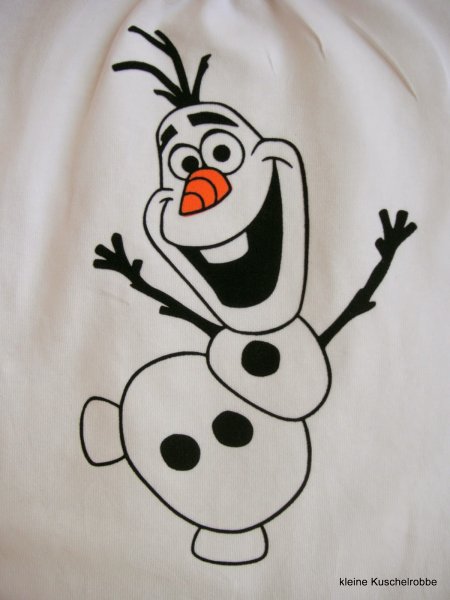 Снеговик Олаф на окне гуашью