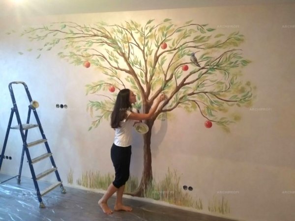 Дерево на стене акрилом