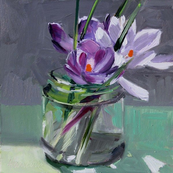 Крокусы в стеклянной вазе