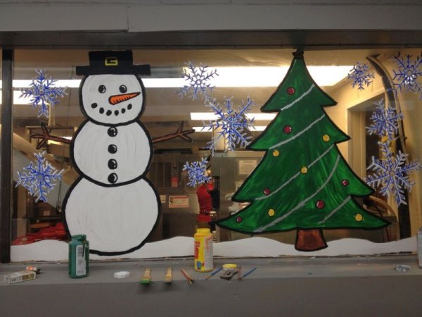 Елочка на окне гуашью