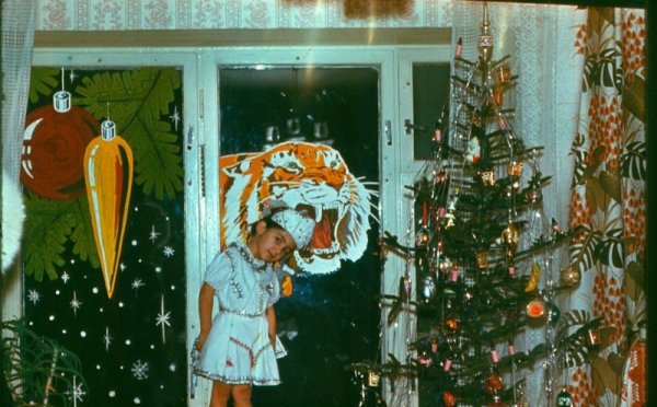 Елка на стекле красками