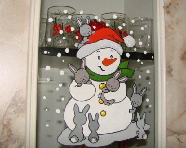Новогодние рисунки на окне зубной пастой
