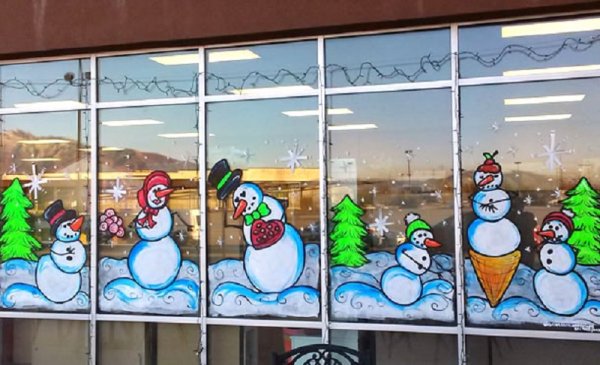 Новогодние рисунки на окнах гуашью