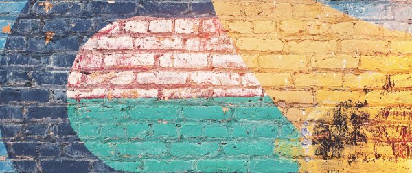 Кирпичная стена разноцветная