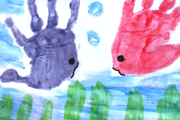 Рисование отпечатками рук