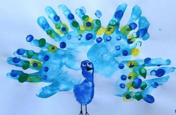 Рисование павлина ладошками