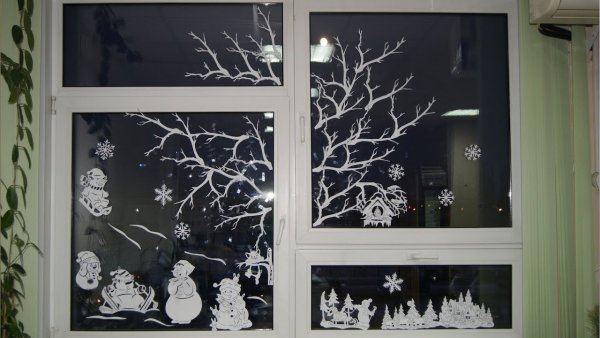 Белые украшения на окна