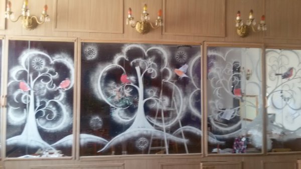 Украшение зеркала на новый год в саду