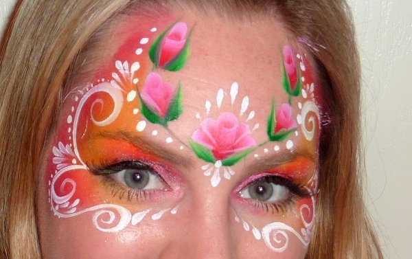 Цветы на лице красками