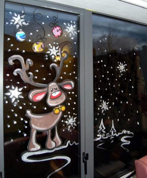 Рисование зубной пастой на окнах