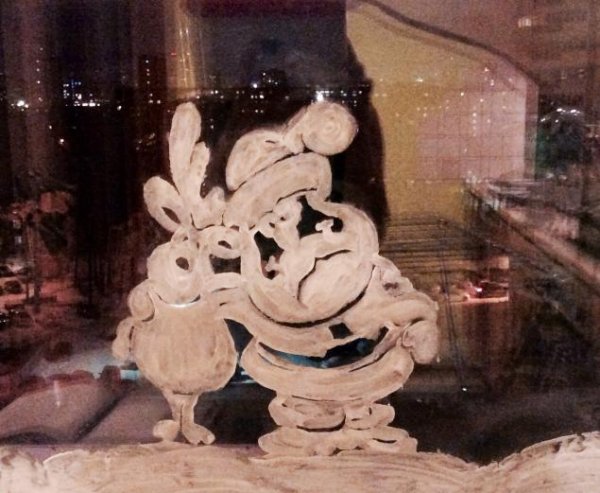 Дед Мороз на стекле зубной пастой