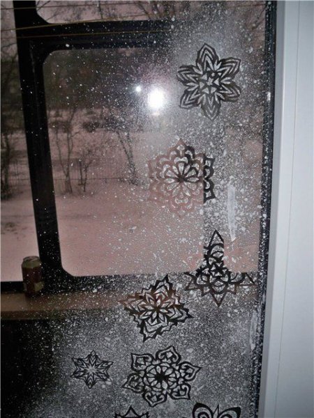 Украшение окон зубной пастой