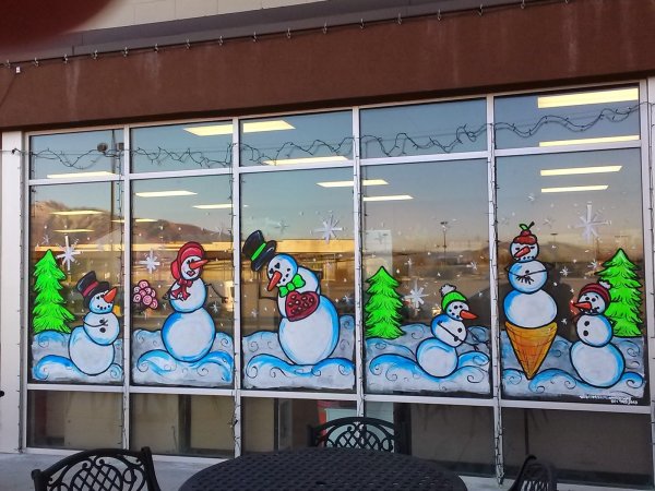 Новогодние рисунки на окнах