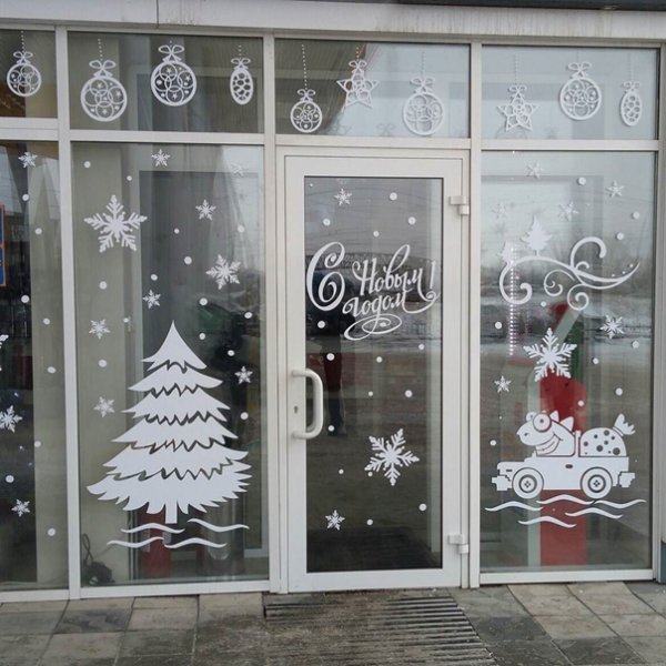 Новогодние рисунки на окнах гуашью