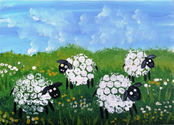 Овечка на лугу для детей