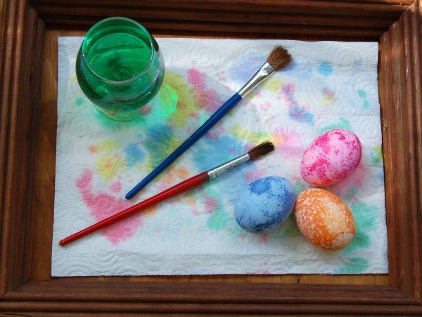 Украшение яиц красками и кистью