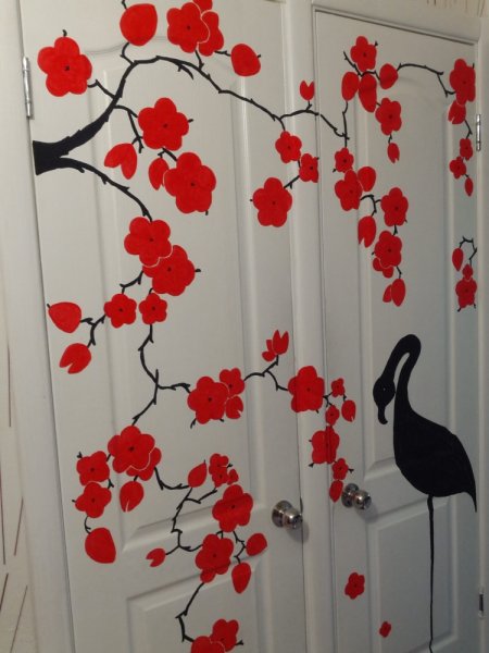 Разрисованная дверь в комнате