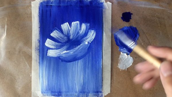 Синяя гуашь и кисть