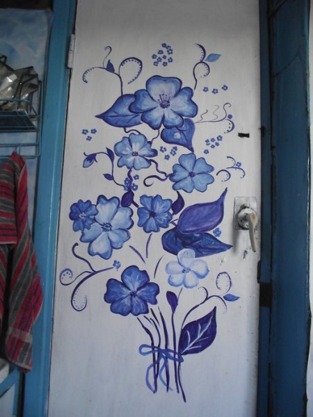 Роспись на двери цветы