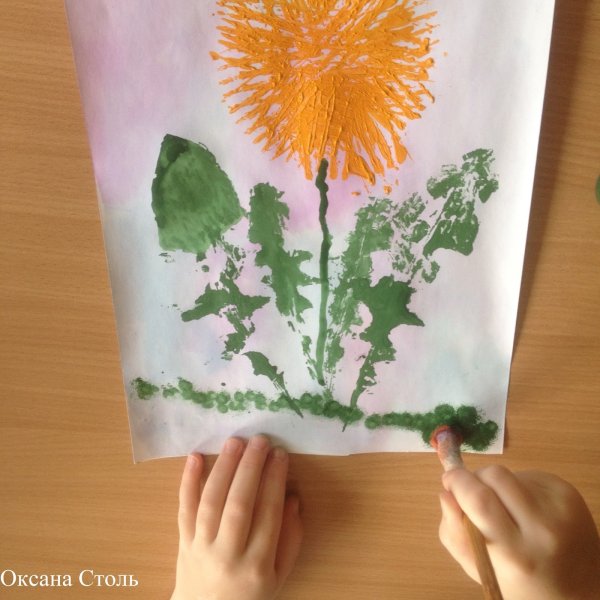 Рисование «одуванчики в траве» (восковые мелки).