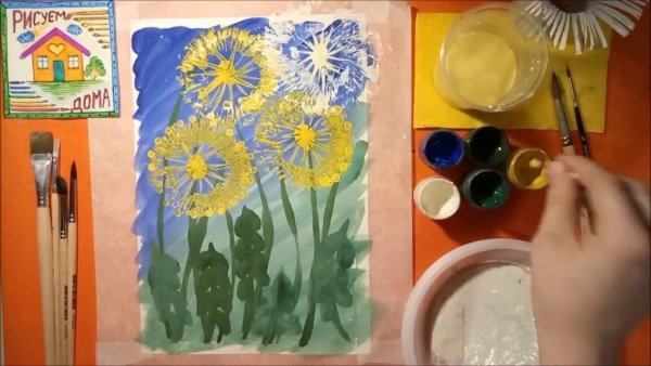 Рисование одуванчиков мятой бумагой