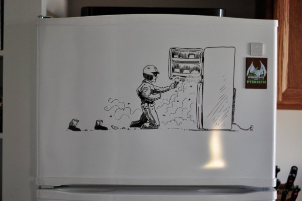 Рисунки на холодильнике маркером