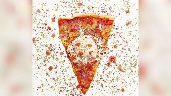 Кусок пиццы акварелью