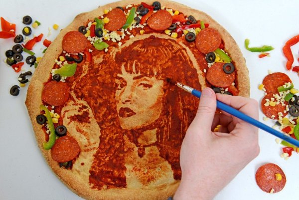 Кусок пиццы пепперони