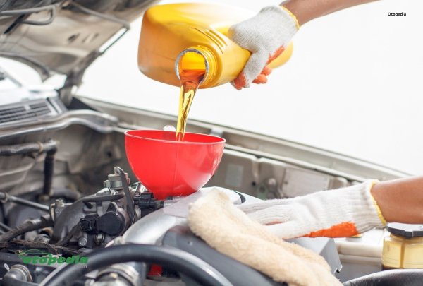 Женщина в масле у машины