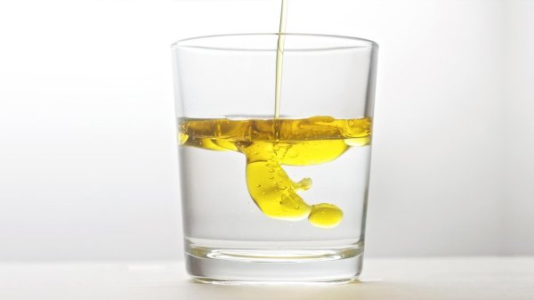 Масло и вода в стакане