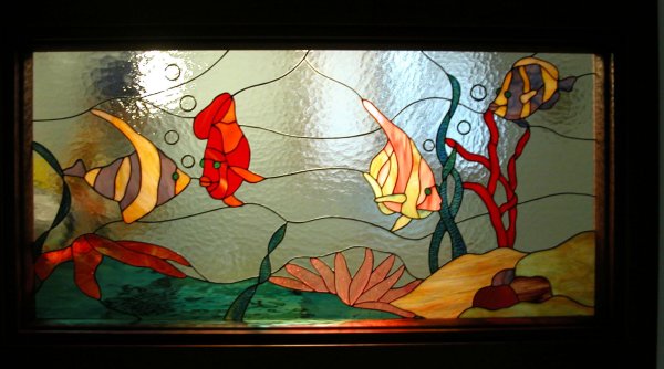 Изображение рыб на витражах