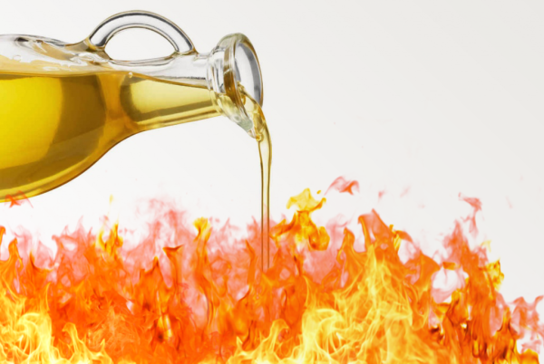 Подливать масло в огонь фразеологизм