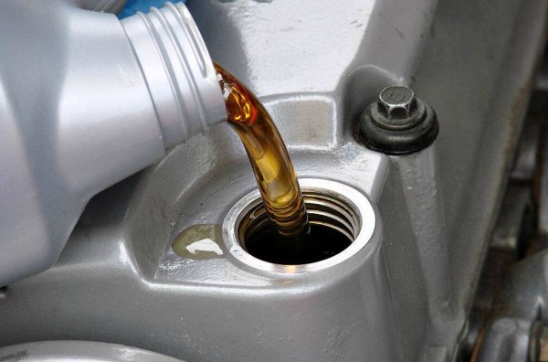Долив масла в двигатель