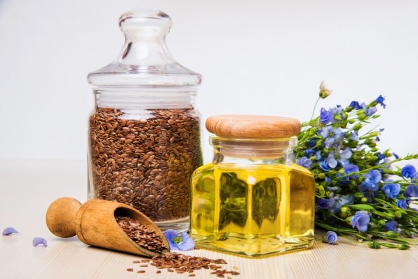 Льняное масло на белом фоне