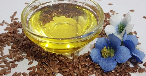 Льняное масло на белом фоне