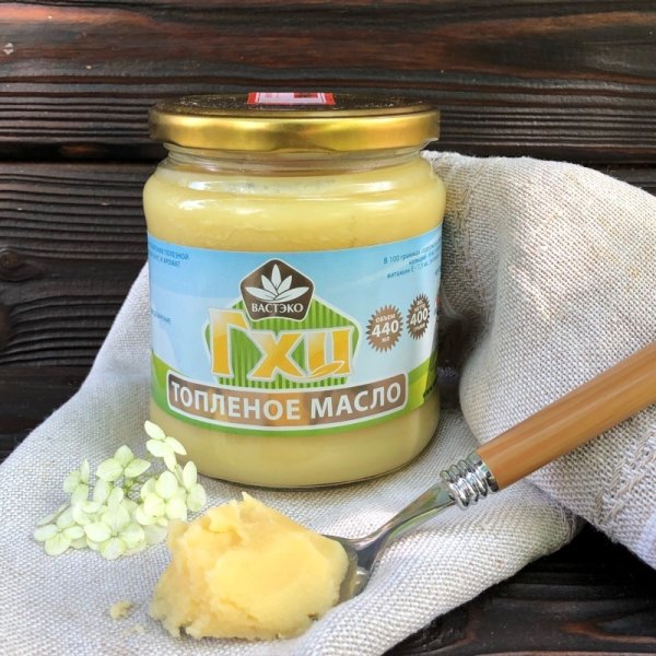 Масло гхи на белом фоне