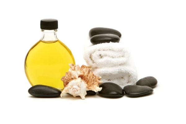 Масло массажное на белом фоне