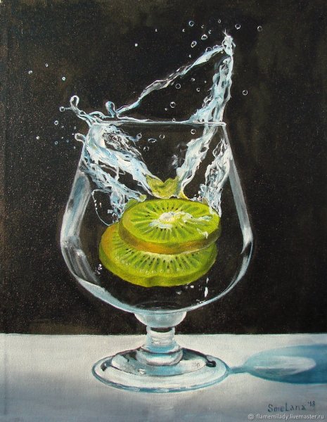 Фрукты в стеклянной вазе