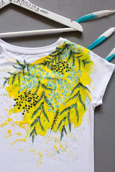 Рисуем на футболке акриловыми красками