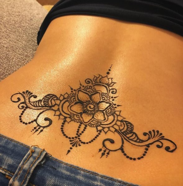 Хна на животе