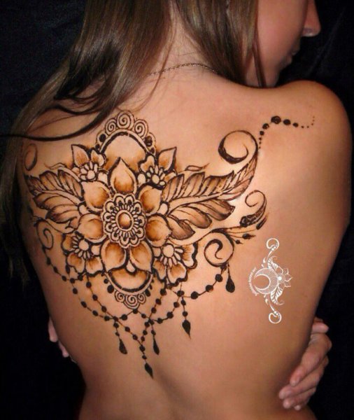 Мехенди на спине