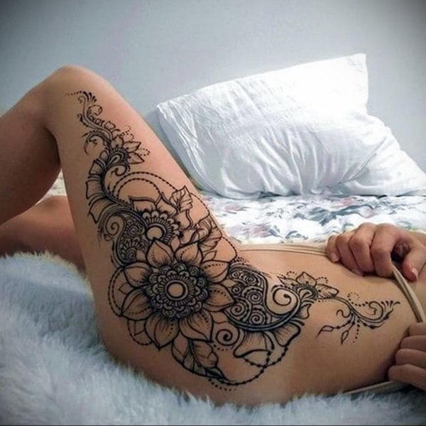 Тату хной на бедре