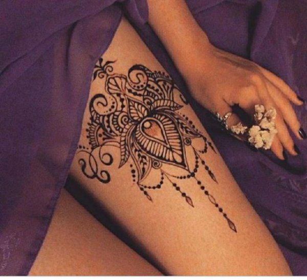 Тату мехенди на бедре