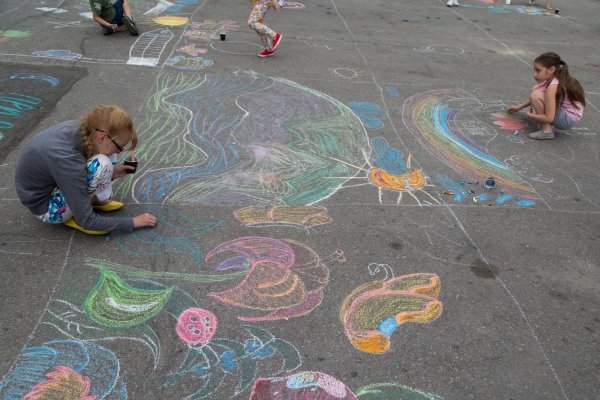 Рисование мелками на асфальте