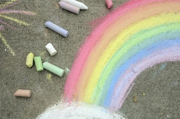 Рисование мелками на асфальте