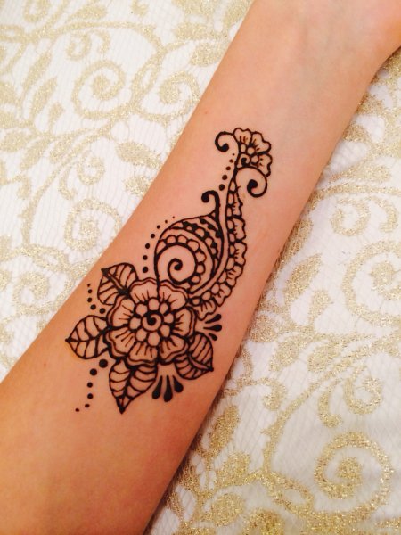 Тату хной на запястье