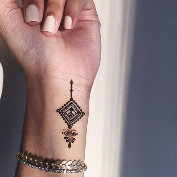 Мехенди на запястье