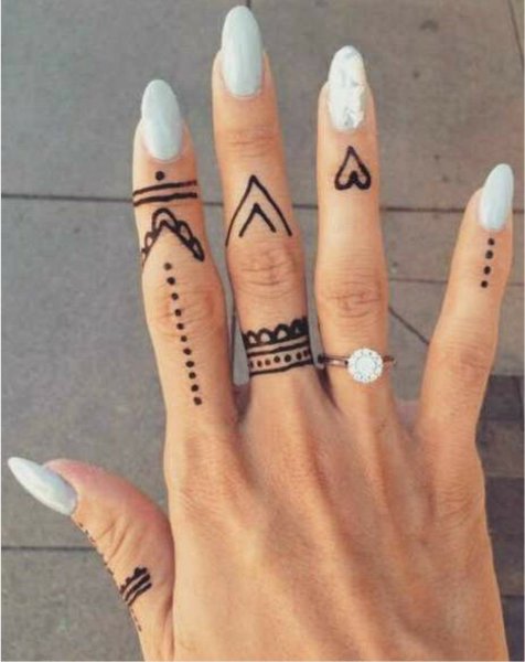 Тату хной на пальцах