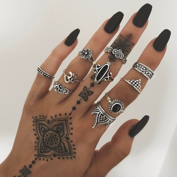 Тату хной на пальцах