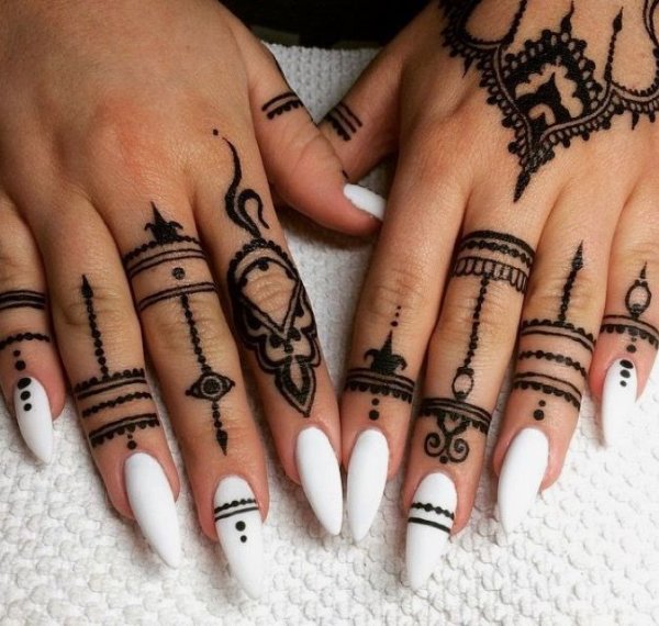 Тату хной на пальцах